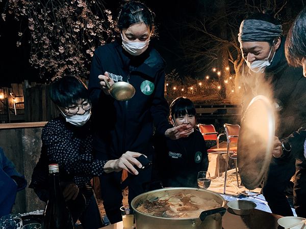 ディスカバリーハウスの枝垂れ桜の下でおでん!